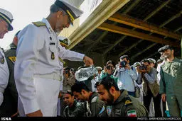 خالی کردن یک پارچ آب بر سر خلبان ارتش ایران/عکس