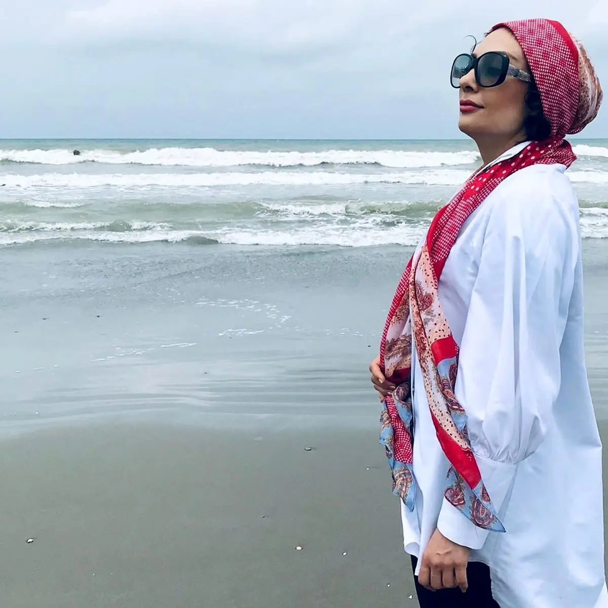 یکتا ناصر با تیپ خاص کنار ساحل + عکس