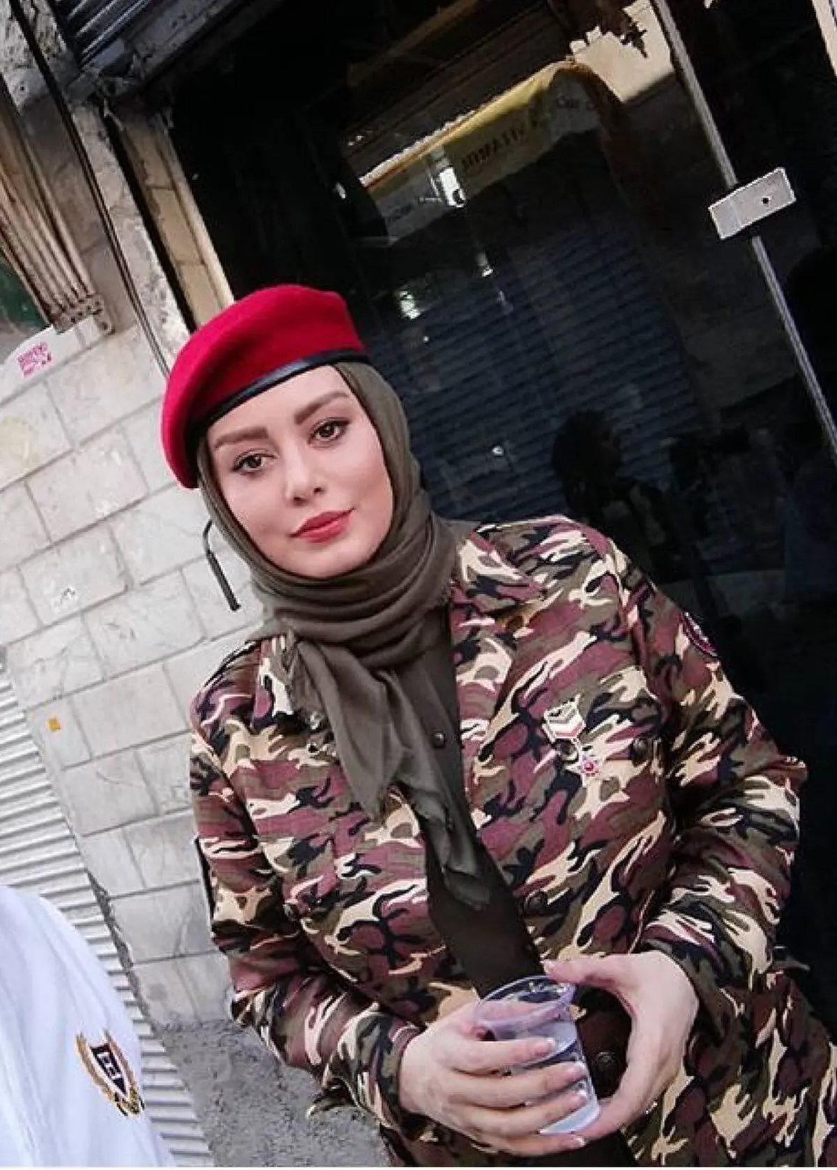 سحر قريشى با ظاهرى متفاوت در پشت صحنه فيلم سينمايى "آپاچى"/عکس