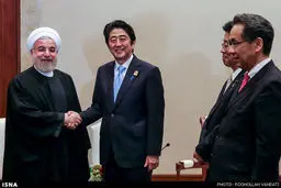 دیدار نخست وزیر ژاپن با روحانی در حاشیه اجلاس جاکارتا /گزارش تصویری