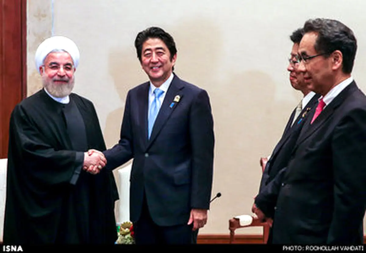 دیدار نخست وزیر ژاپن با روحانی در حاشیه اجلاس جاکارتا /گزارش تصویری