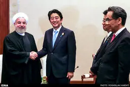 دیدار نخست وزیر ژاپن با روحانی در حاشیه اجلاس جاکارتا /گزارش تصویری