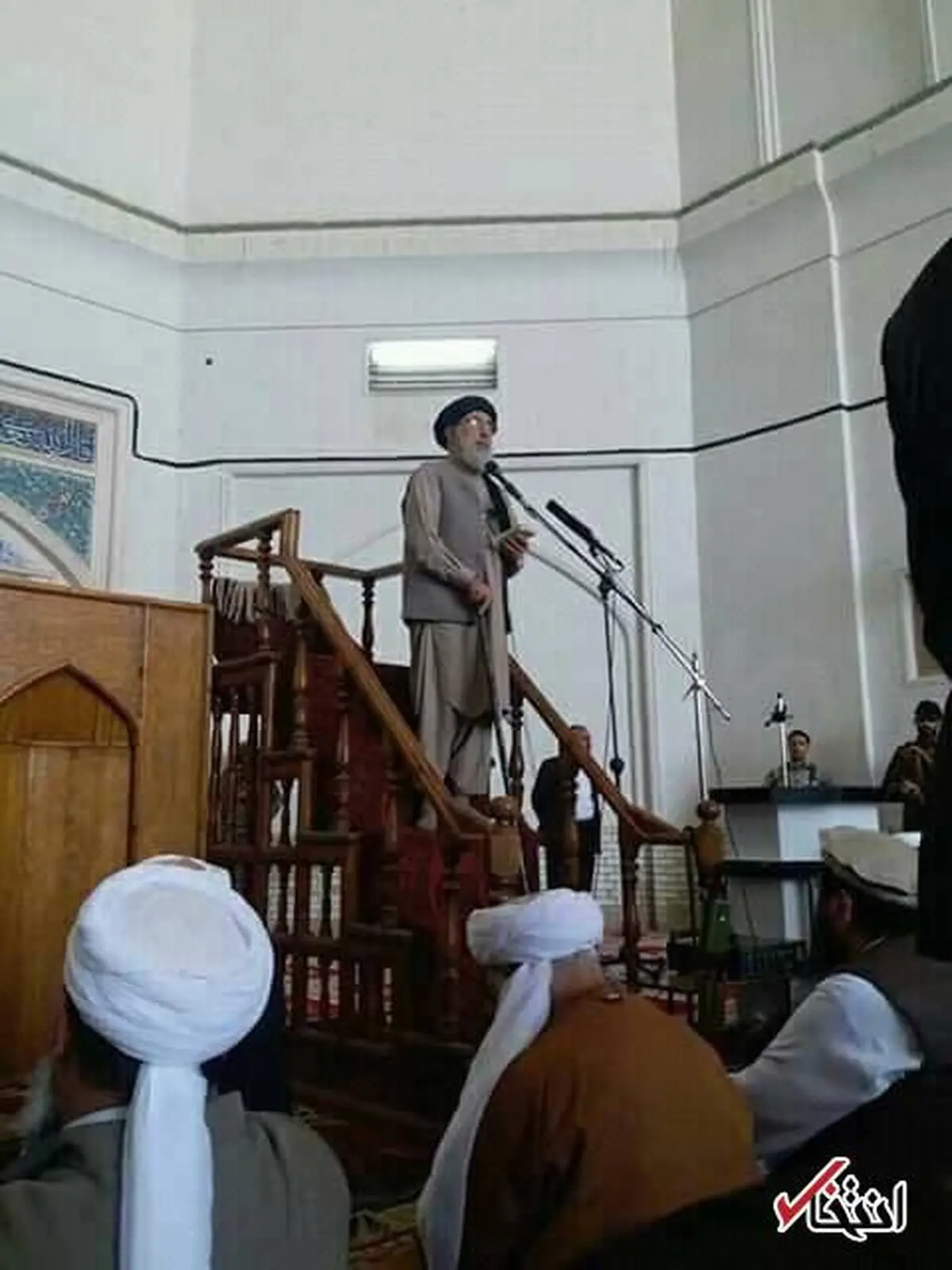 پرتاب لنگه کفش به سوی حکمتیار در نماز جمعه /عکس