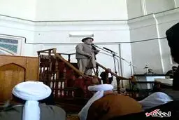 پرتاب لنگه کفش به سوی حکمتیار در نماز جمعه /عکس