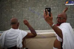 سلفی گرفتن یک حاجی در رمی جمرات!+عکس