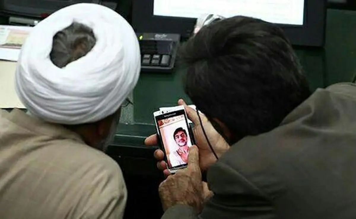 دردسر عکاس‌ها با نمایندگان پرحاشیه؛ از کوچک‌زاده تا قاضی‌پور /دست به یقه شدن با آیین‌نامه داخلی مجلس /ساختمان هرمی شکل بهارستان، خانه ملت است یا خانه نمایندگان؟