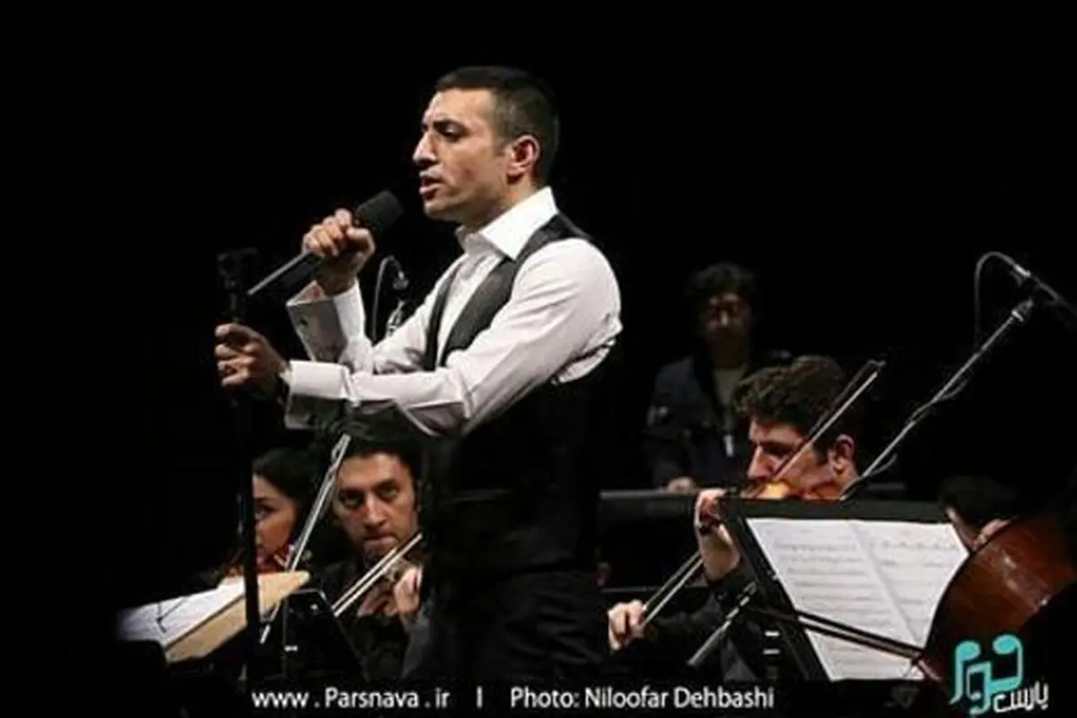 تصویری از اشکان خطیبی در حال اجرای کنسرت
