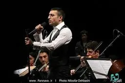 تصویری از اشکان خطیبی در حال اجرای کنسرت