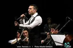 تصویری از اشکان خطیبی در حال اجرای کنسرت