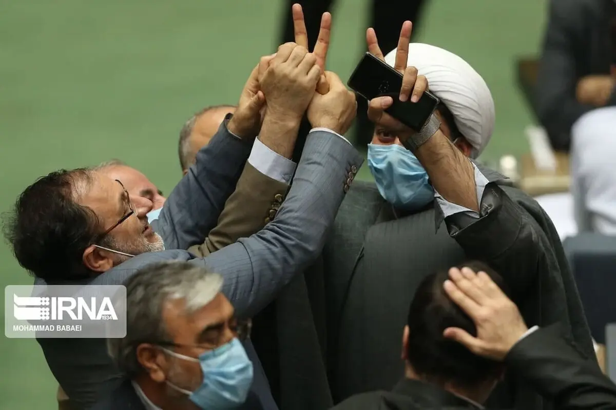 عکس جنجالی از رعایت نکردن دستورالعمل های بهداشتی توسط نمایندگان!