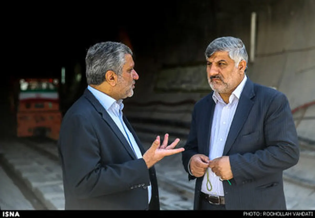 حاشیه‌های تصویری بازدید رییس جمهور از مترو مشهد/ عکس یادگاری کارگران با روحانی