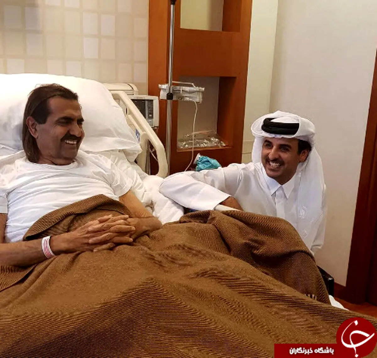 عیادت امیر قطر از پدرش / عکس