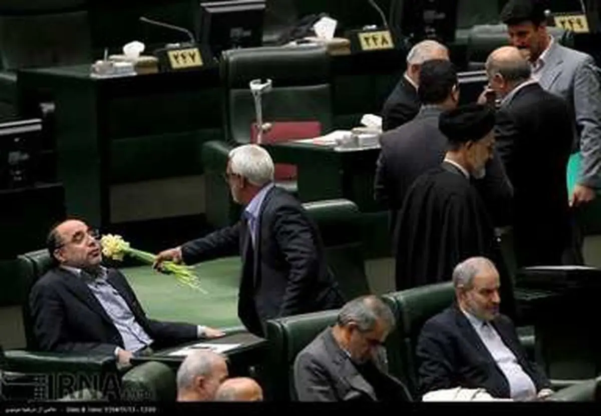 حاشیه‌های تصویری صحن علنی مجلس/ توزیع گل یاس در میان نمایندگان