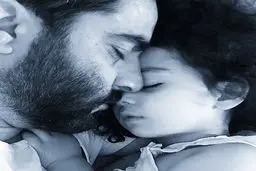 وقتی منوچهر هادی در کنار دخترش می خوابد