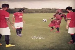 یک گلادیاتور کنار شیاطین سرخ/ عکس