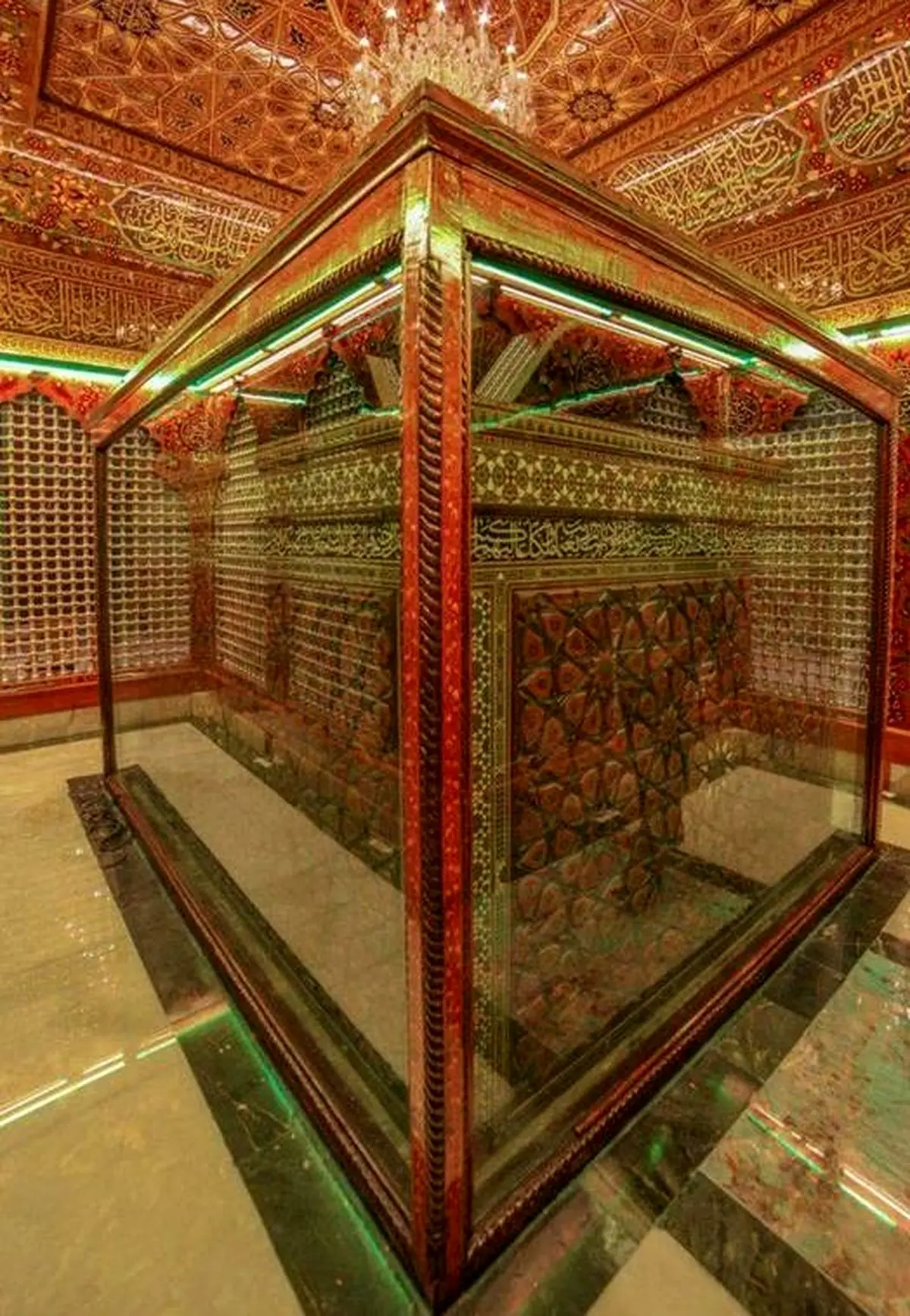 تصویری زیبا از درون ضریح حضرت عباس (ع) / عکس
