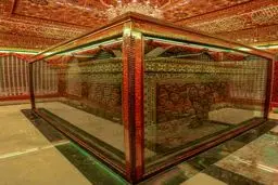 تصویری زیبا از درون ضریح حضرت عباس (ع) / عکس