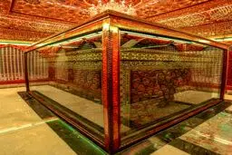 تصویری زیبا از درون ضریح حضرت عباس (ع) / عکس