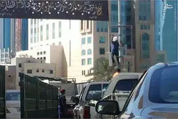 مزدورانی که سیاهه‌های حسینی را پایین کشیدند/ عکس