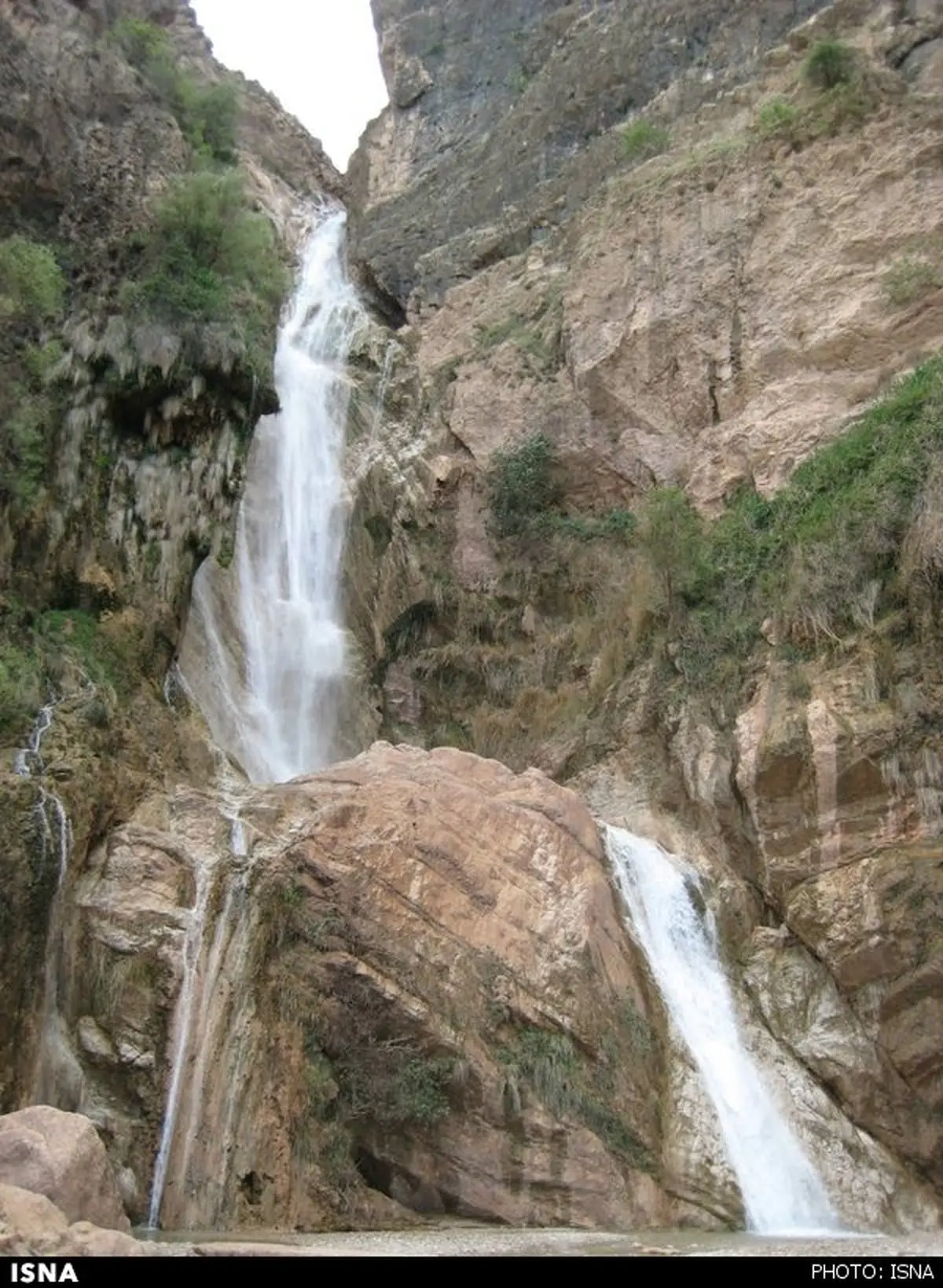 آبشار 95 متری+ عکس ‌