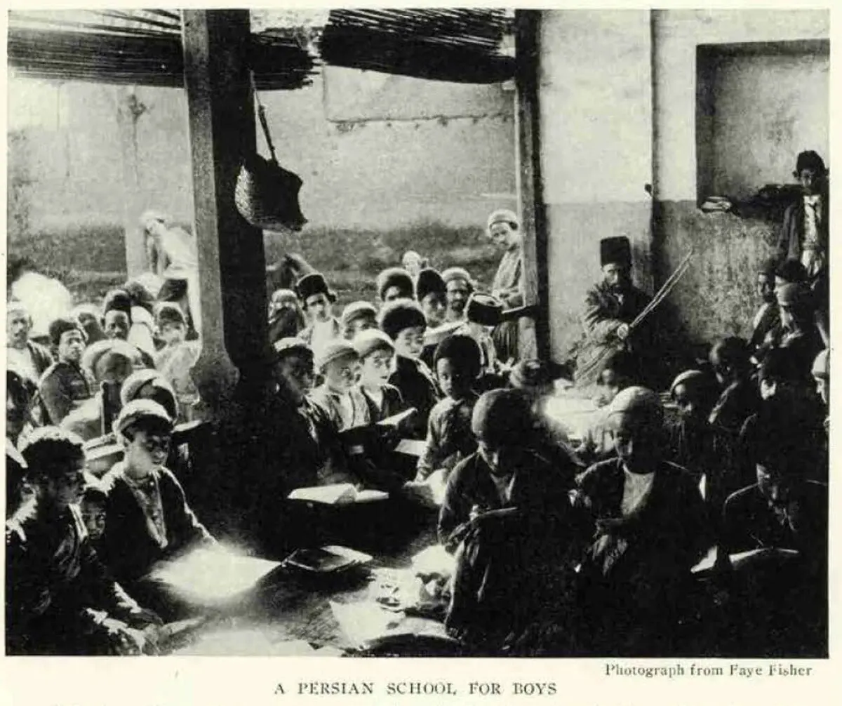 عکس/ عکسی قدیمی از یک مکتب پسرانه در ایران