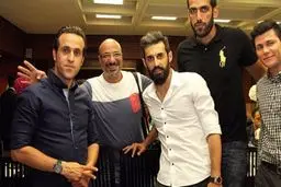 کری خوانی علی کریمی با هنرپیشه استقلالی در کنار ستاره‌های والیبال + عکس