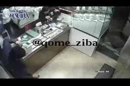 ببینید:لحظه انفجار موبایل در مغاره طلافروشی در قم