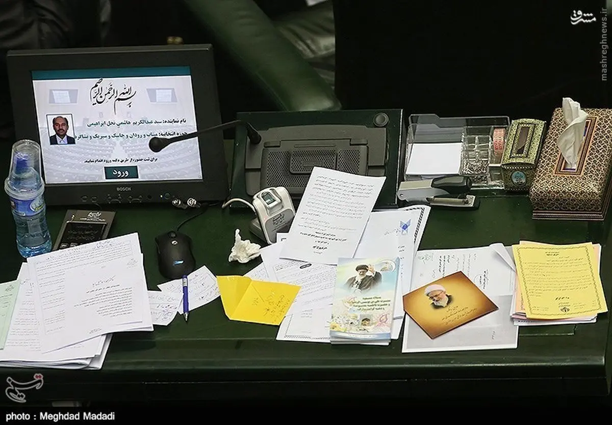 عکس/ میز کار یک نماینده مجلس
