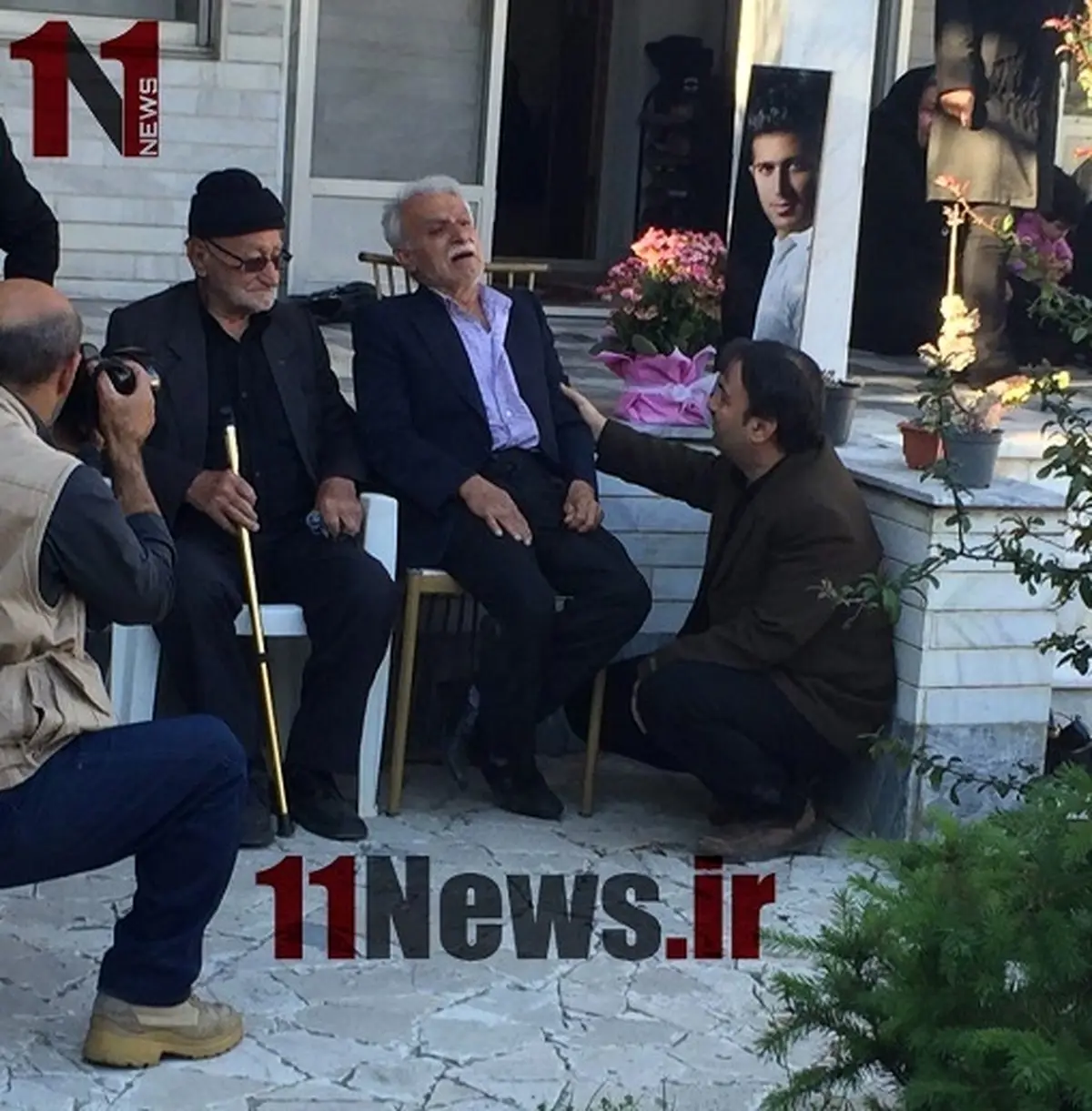 تصویری از پدر اولادی، پس از آنکه خبر مرگ فرزندش را شنید