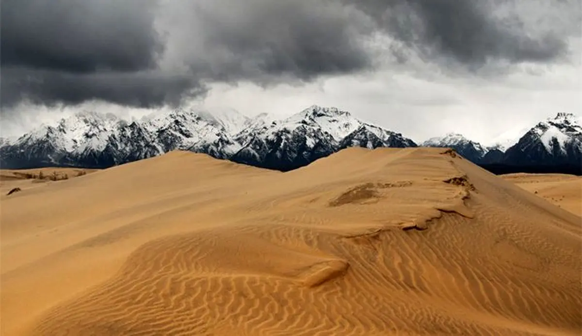 بیابانی احاطه شده در کوههای برفی!