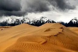 بیابانی احاطه شده در کوههای برفی!