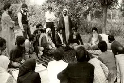 خاطره جالب حاج احمدآقا از رقابت "لوموند" و "فیگارو" برای مصاحبه با امام