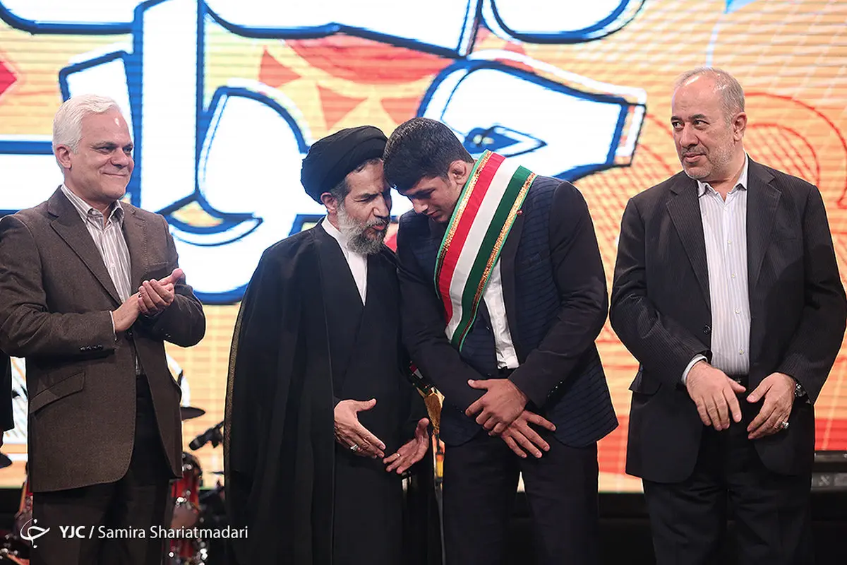 صحبت های درگوشی نایب رئیس سابق مجلس با قهرمان المپیک/عکس