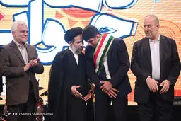 صحبت های درگوشی نایب رئیس سابق مجلس با قهرمان المپیک/عکس