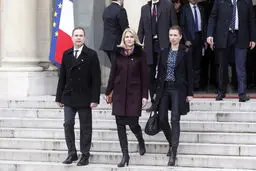 زمین خوردن خانم نخست وزیر در کاخ الیزه/ تصاویر