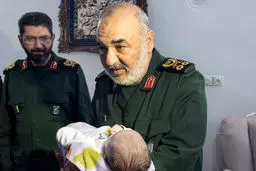 تصاویر / فرزند شهید در آغوش فرمانده سپاه
