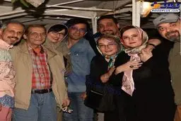 تصویری از دورهمی بازیگران در کافه بازیگر طنز مشهور