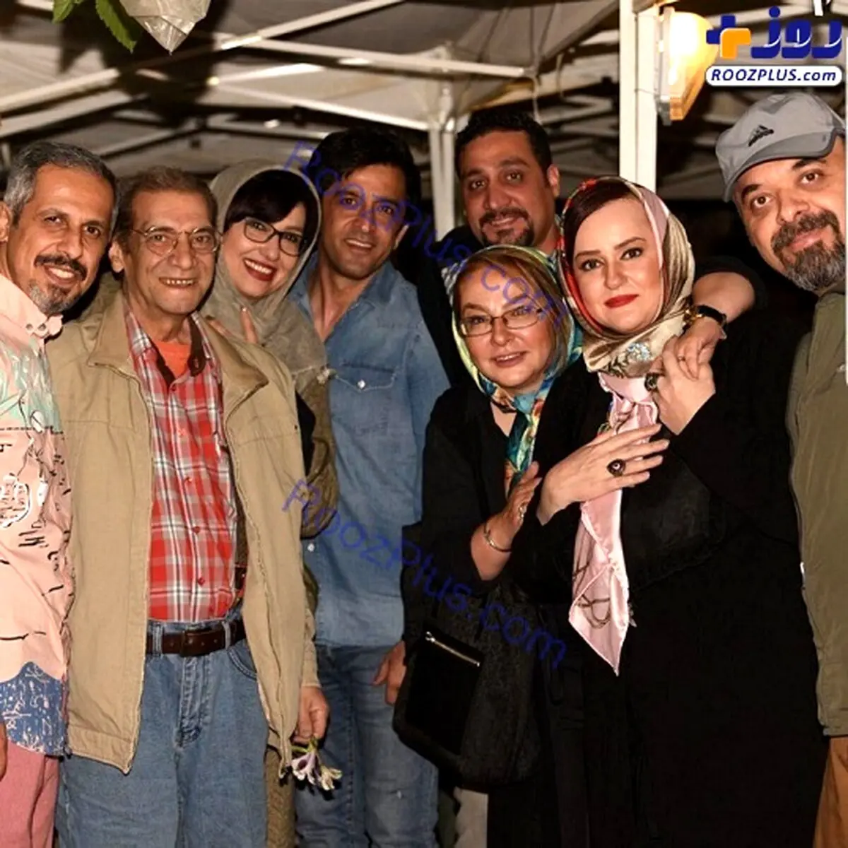 تصویری از دورهمی بازیگران در کافه بازیگر طنز مشهور