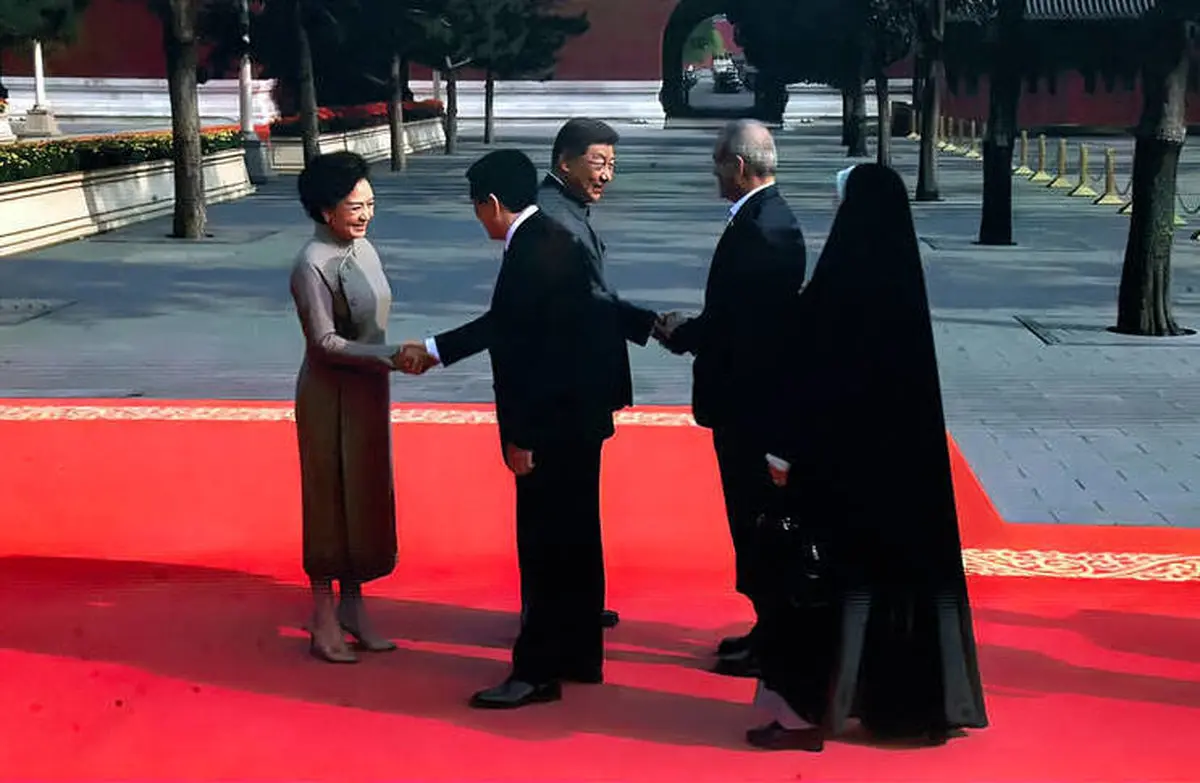 لحظه دست ندادن پزشکیان با همسر رئیس جمهور چین و توضیح دادن برای او