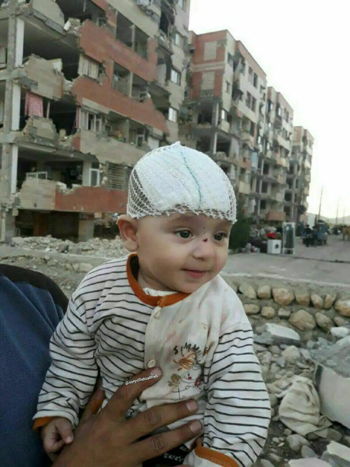 کودکی که امروز زنده از زیر آوار بیرون آورده شد/عکس