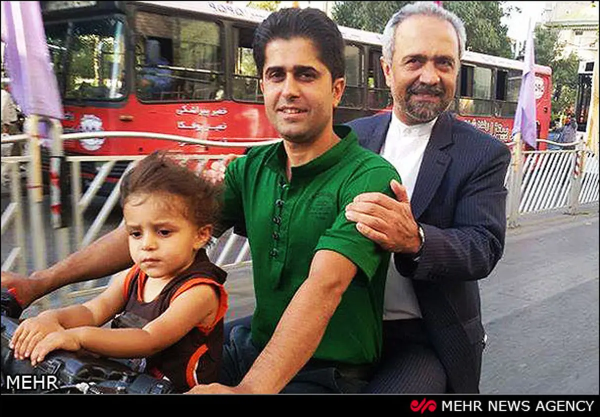 وقتی رئیس دفتر رئیس جمهور، با موتور به جلسه هیئت دولت می‌رود/ عکس