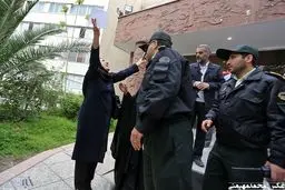 زن کاندیدایی که در حیاط وزارت کشور فریاد می‌کشید/عکس