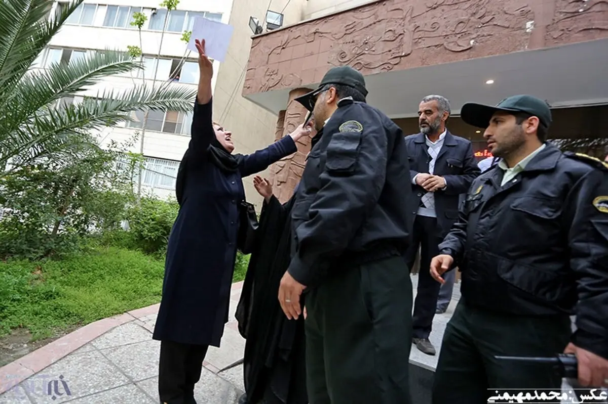 زن کاندیدایی که در حیاط وزارت کشور فریاد می‌کشید/عکس