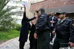 زن کاندیدایی که در حیاط وزارت کشور فریاد می‌کشید/عکس