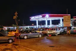 رای الیوم: چه فرقی میان شرایط  ایران و امارات و عربستان که بنزین را صددرصد گران کردند، بود؟