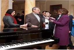 مصاحبه عضو ارشد تیم مذاکره کننده ایران پای پیانو/ عکس