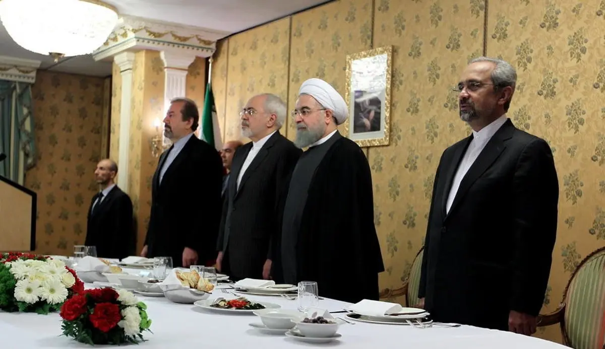 روحانی سر میز شام / عکس