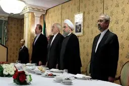 روحانی سر میز شام / عکس