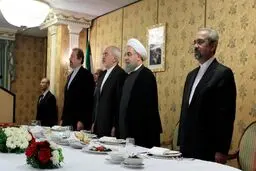 روحانی سر میز شام / عکس