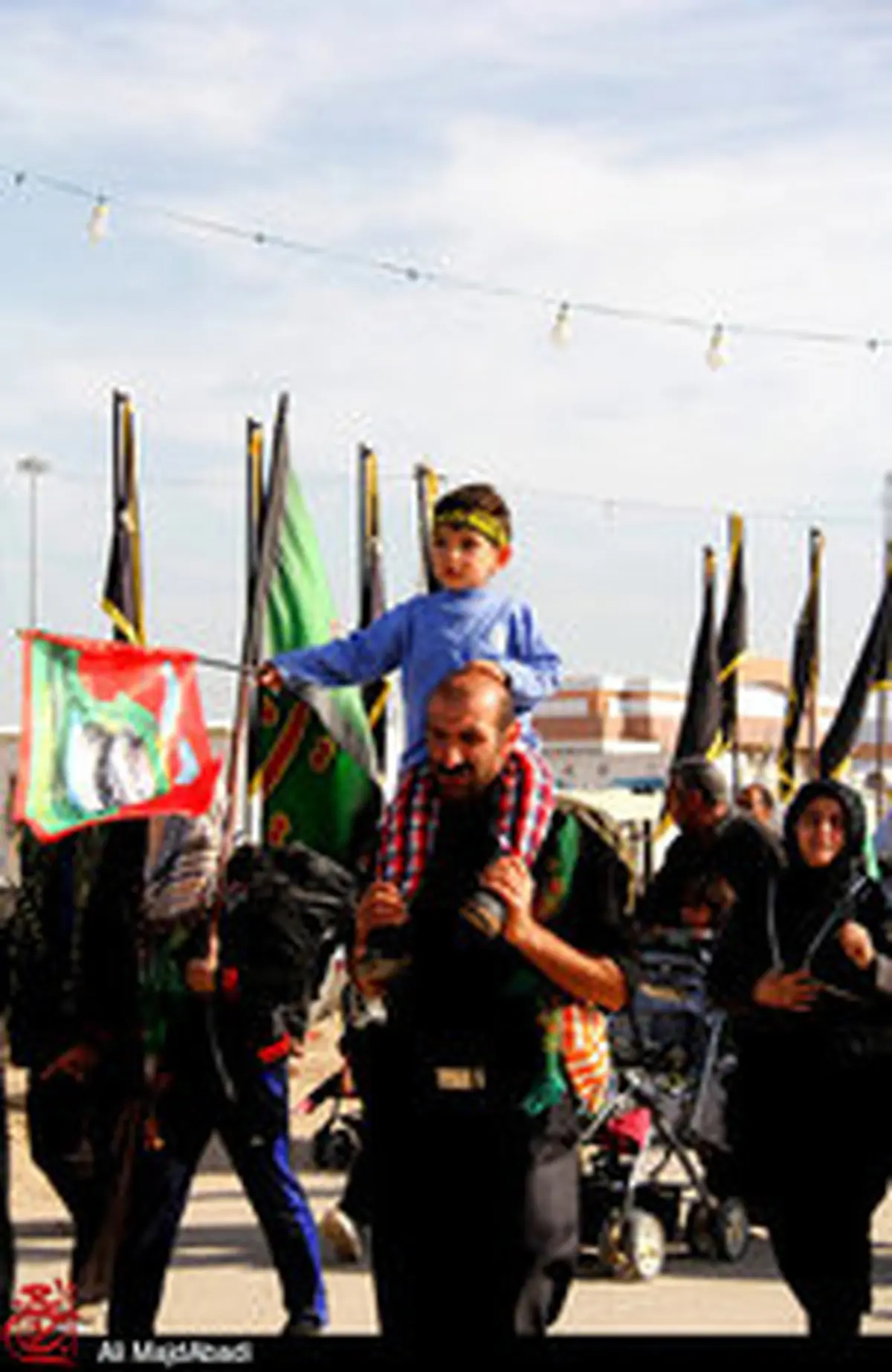 کودکان زائر با پای پیاده/ تصاویر